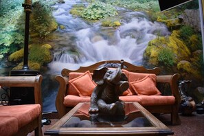 24-inch Smart TV with digital channels, pay movies - Bolivian Heights Hostel (La Paz)