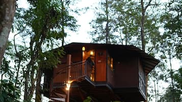 Luxury Tree House, Hot Tub, Garden View | 1 bedroom, free WiFi, bed sheets