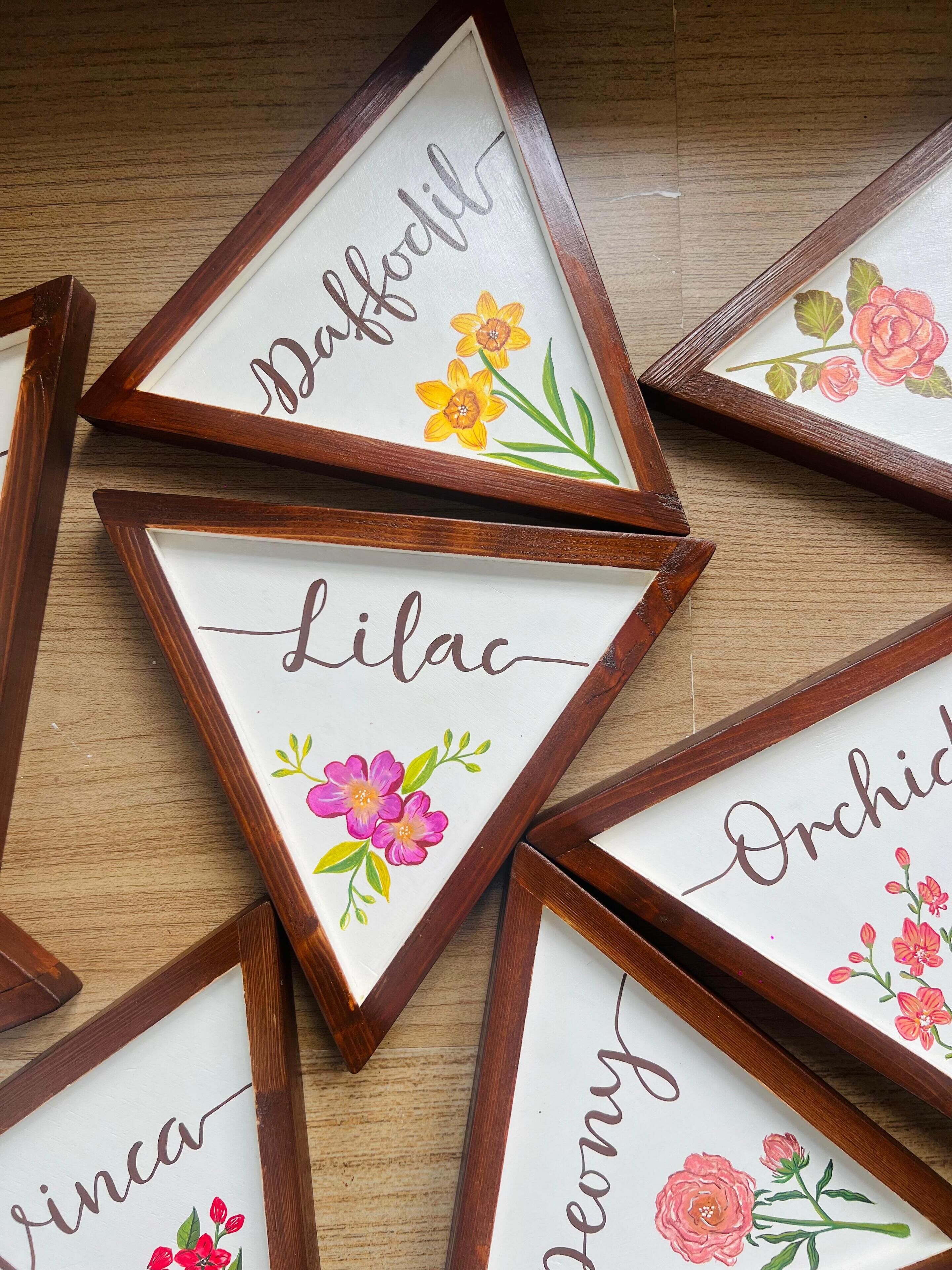 Un conjunto de placas con diseños florales y nombres.