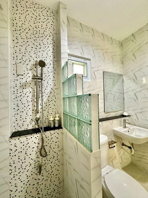 Secadora de cabello, bidet, toallas 