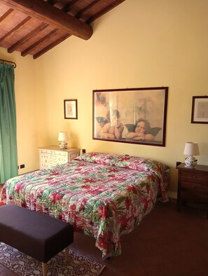 1 dormitori, planxa i posts de planxar i un bressol de viatge