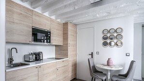 Kjøleskap, mikrobølgeovn, kokeplater og kjøkkenutstyr