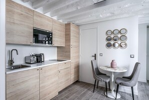 Fridge, microwave, stovetop, cookware/dishes/utensils - Blueground | Saint Honoré/Palais Royal, nr shops (Paris)