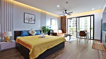 Căn hộ cơ bản, 1 giường cỡ king, quang cảnh thành phố | Bàn, khu vực làm việc phù hợp cho laptop