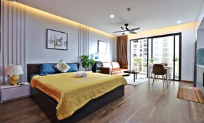 Basic-Apartment, 1 King-Bett, Stadtblick | Schreibtisch, laptopgeeigneter Arbeitsplatz, kostenloses WLAN