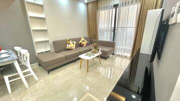 Căn hộ, 2 phòng ngủ, quang cảnh thành phố | Khu phòng khách | TV màn hình phẳng 55-inch có truyền hình cáp, Netflix, dịch vụ stream