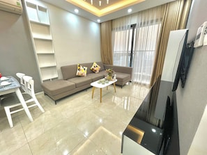 Apartment, 2 Schlafzimmer, Stadtblick | Wohnbereich | 55-Zoll-Flachbildfernseher mit Kabelempfang, Netflix, Streaming-Dienste