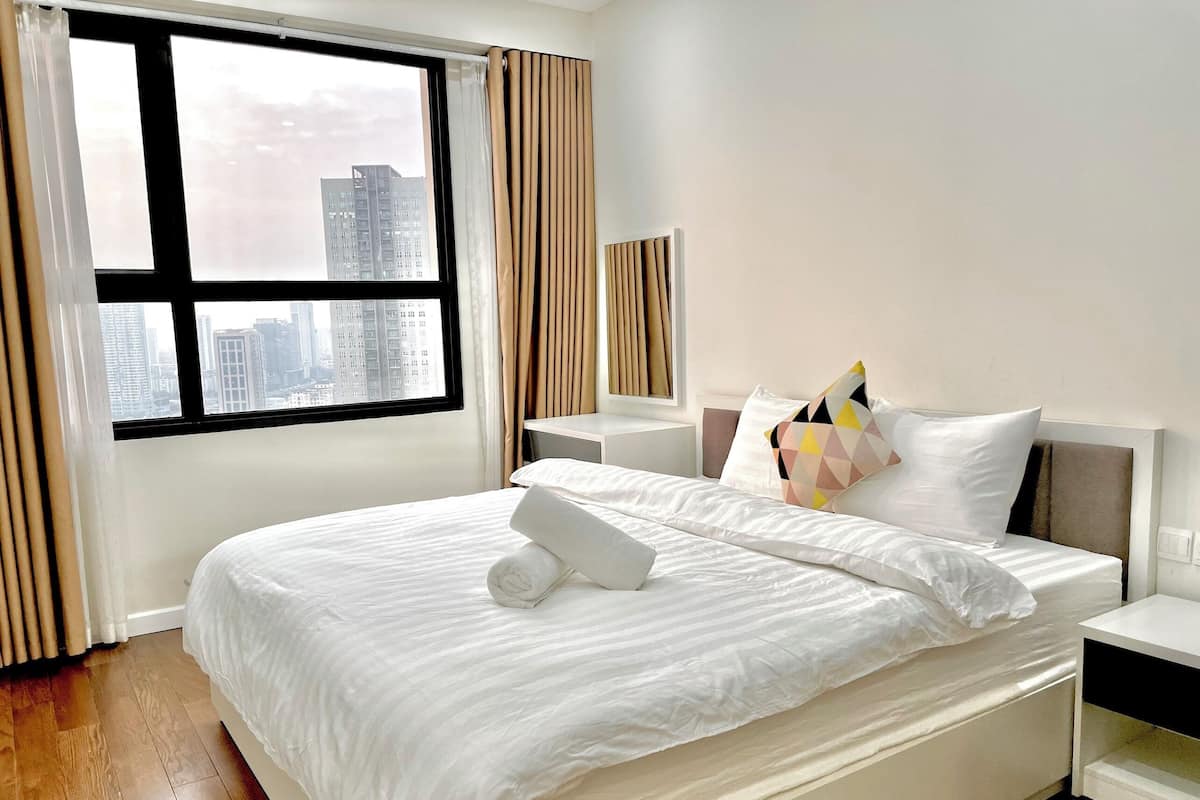 Appartamento, 2 camere da letto, vista città | 1 camera, una scrivania, postazione laptop, Wi-Fi gratuito