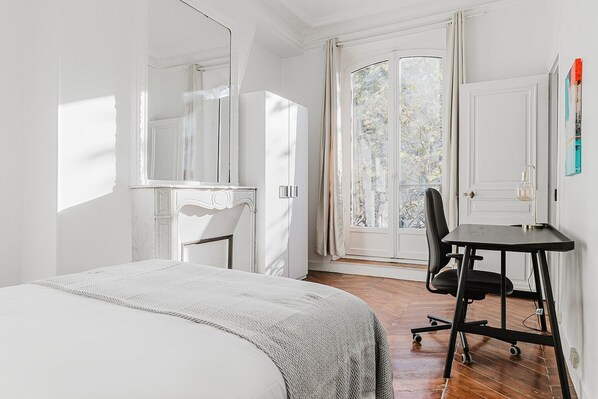 3 bedrooms, iron/ironing board, WiFi, bed sheets - Blueground | Grands Boulevards, washer (Paris)