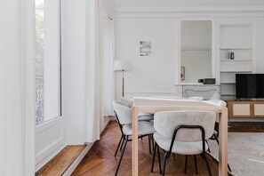 Dining - Blueground | Grands Boulevards, washer (Paris)