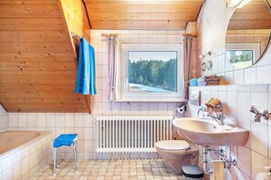 Chuveiro, secador de cabelo, toalhas de banho 