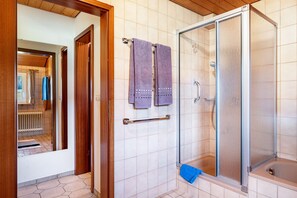 Shower, hair dryer, towels - Apartment 'Hochfirst' with 2 Bedrooms and Panoramic Balcony (Titisee-Neustadt)