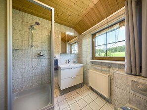Een douche, een haardroger, handdoeken