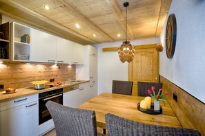 Fridge, oven, stovetop, dishwasher - Apartment 'Talblick' with Shared Terrace, Shared Garden and Wi-Fi (Eisenbach)