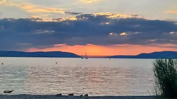 Una spiaggia nelle vicinanze