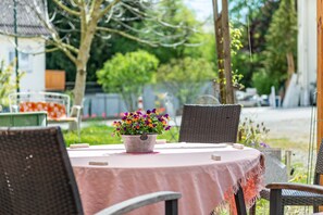 Outdoor dining - Apartment 'Säntis, 50qm' with Balcony and Wi-Fi (Mühlingen)