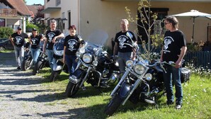 A group of people standing beside motorcycles parked on a driveway in front of a building with a balcony. - Apartment 'Säntis, 50qm' with Balcony and Wi-Fi (Mühlingen)
