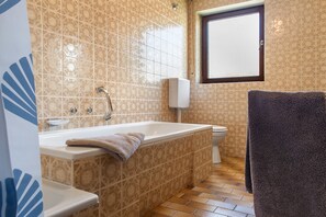 Shower, towels - Apartment 'Säntis, 50qm' with Balcony and Wi-Fi (Mühlingen)