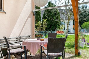 Outdoor dining - Apartment 'Säntis, 50qm' with Balcony and Wi-Fi (Mühlingen)