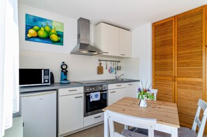 Fridge, microwave, oven, stovetop - Apartment 'Donau, 40qm' with Balcony and Wi-Fi (Mühlingen)