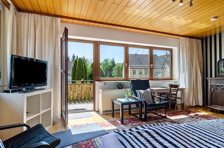 1 bedroom, free WiFi, bed sheets. Apartment 'Donau, 40qm' with Balcony and Wi-Fi