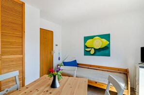 Interior - Apartment 'Donau, 40qm' with Balcony and Wi-Fi (Mühlingen)