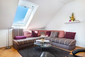 Televisio, DVD-soitin, pöytätennispöytä, stereot