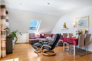 Dining - Holiday Apartment 'Wutach' with Mountain View, Shared Terrace and Wi-Fi (Lenzkirch)