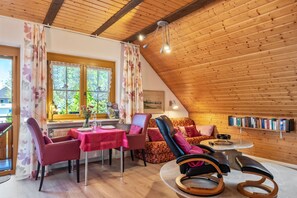 TV, DVD player, ping pong, stereo - Holiday Apartment 'Feldberg' with Mountain View, Shared Terrace and Wi-Fi (Lenzkirch)