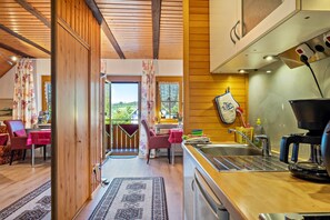 Réfrigérateur, micro-ondes, plaque de cuisson, cafetière/bouilloire