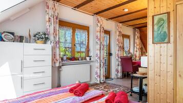 1 Schlafzimmer, BĂŒgeleisen/BĂŒgelbrett, kostenloses WLAN, BettwĂ€sche