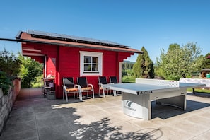 Outdoor dining - Holiday Apartment 'Feldberg' with Mountain View, Shared Terrace and Wi-Fi (Lenzkirch)