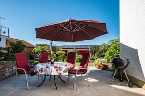 Outdoor dining - Holiday Apartment 'Feldberg' with Mountain View, Shared Terrace and Wi-Fi (Lenzkirch)