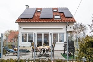 Outdoor dining - Holiday Home 'Haus Salzhaff An Der Ostsee' with Private Terrace and Private Garden (Am Salzhaff-Teßmannsdorf)