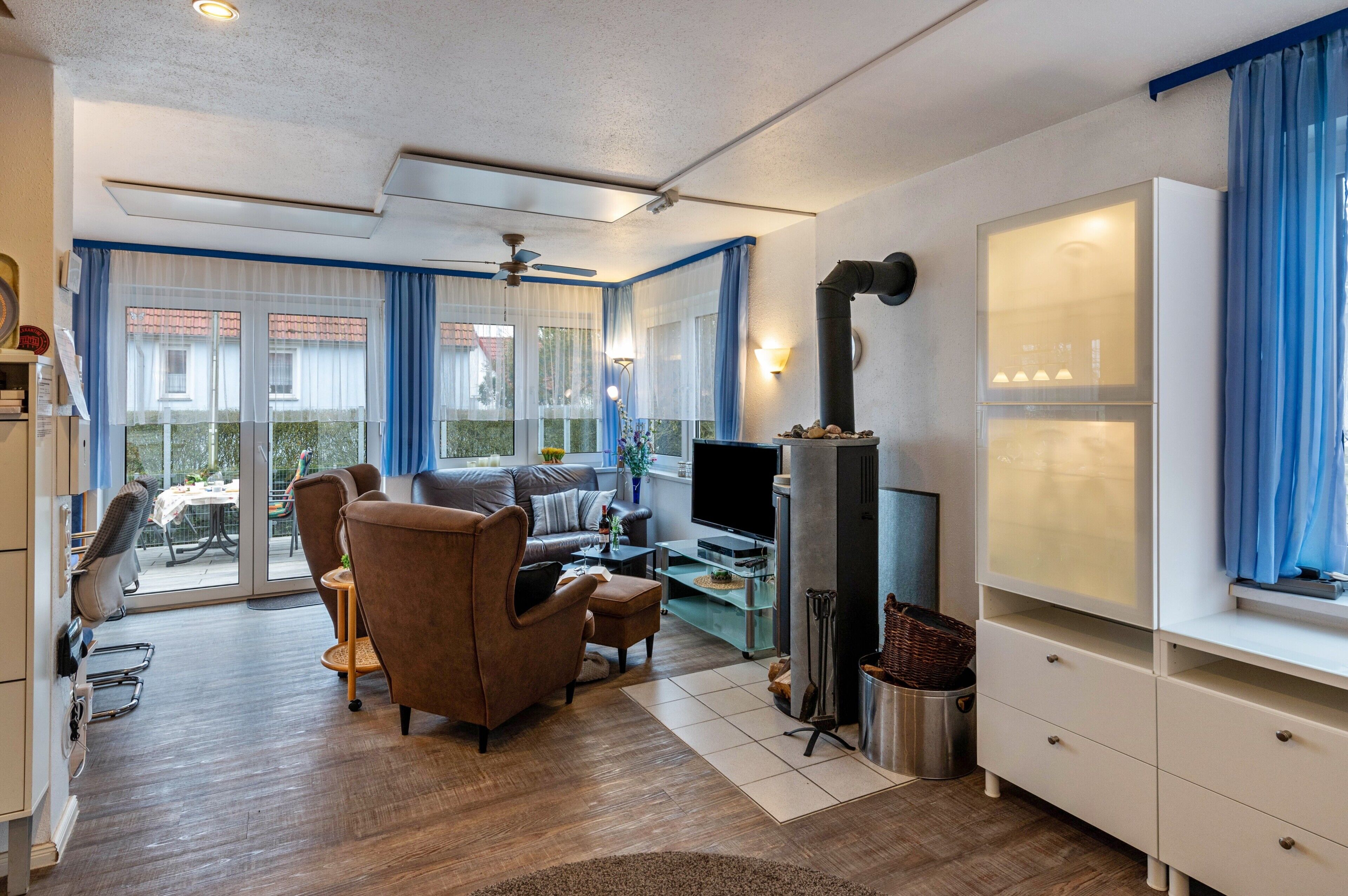 Fernseher, Kamin, DVD-Player, Tischtennisplatte