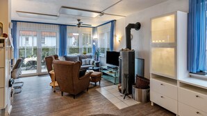 Uma sala de estar moderna com sofá, TV e lareira.