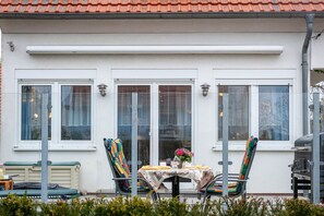 Outdoor dining - Holiday Home 'Haus Salzhaff An Der Ostsee' with Private Terrace and Private Garden (Am Salzhaff-Teßmannsdorf)