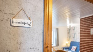 En skylt med texten ”Heimathafen” på en vägg.