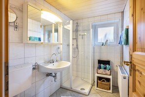 Een douche, handdoeken