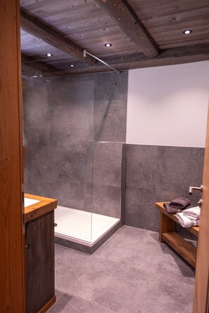 Douche, sèche-cheveux, serviettes fournies