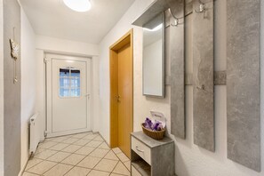 Interior - Apartment 'Sonnenblume' with Balcony and Wi-Fi (Lichtenfels)