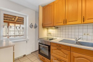 Fridge, microwave, oven, stovetop - Apartment 'Sonnenblume' with Balcony and Wi-Fi (Lichtenfels)
