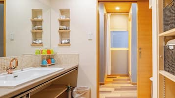Comfort Room, Non Smoking | Bilik Mandi | Selipar