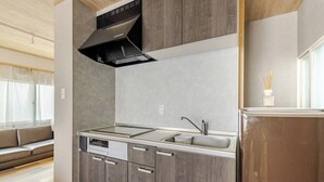 Una cocina moderna con horno integrado, un lavaplatos y un refrigerador.