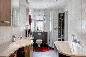 Douche, sèche-cheveux, serviettes fournies