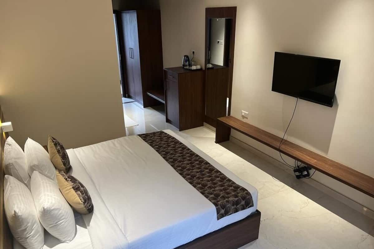 Deluxe Double Room, Garden View | In-room safe, desk, laptop workspace, iron/ironing board
