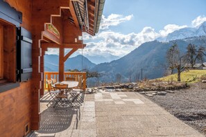 Outdoor dining - Quiet chalet with mountain views! Ideal for families. (Serraval)