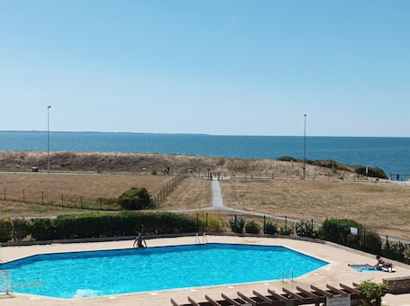 Pool. Large 2-bedroom apartment with sea and pool views. Beach 40 meters away.