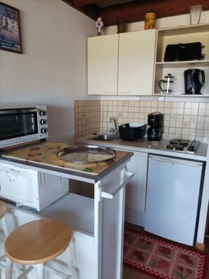 Een microgolfoven, een oven, een kookplaat