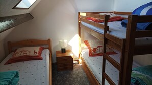A dormitory room with bunk beds, a small bedside table with a lamp, and a skylight. - Large 2-bedroom apartment with sea and pool views. Beach 40 meters away. (damgan)